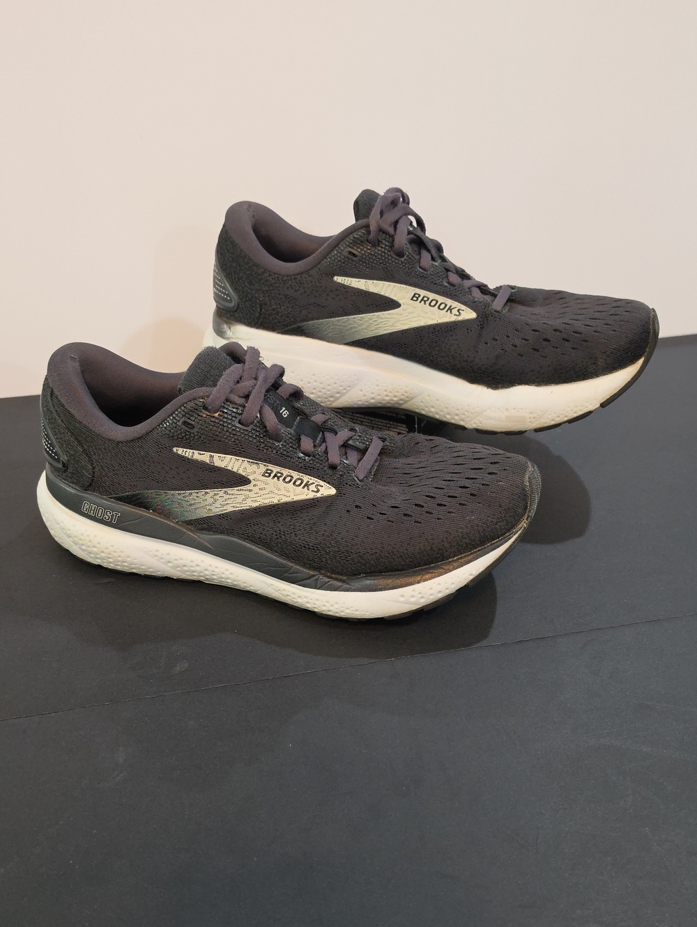 Brooks Ghost 16 Women's Black and White Running Sneakers Size 8